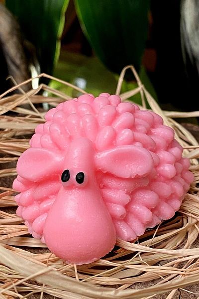 FANTASTİK SANAT ATÖLYESİ Decorative Gift Strawberry Scented Lamb Model Hand, Face and Bath Soap - 80 Grams