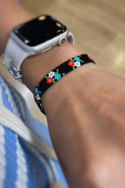 Afrika Butik Siyah Üzerine Üç Renkli Çiçekli Miyuki Bileklik