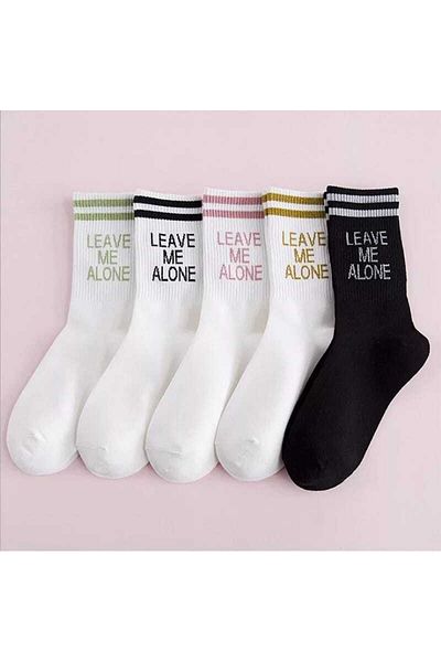 WORTHY SOCKS 5 чифта унисекс бели памучни колежански чорапи за тенис с надпис „Leave Me Alone“.