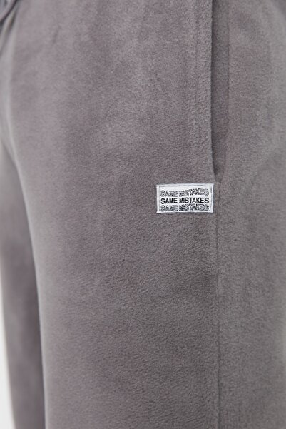 Trendyol Collection Šedé fleecové tepláky proti žmolkování – pravidelný střih, gumová noha, nášivka štítku Tmnaw23Ea00061