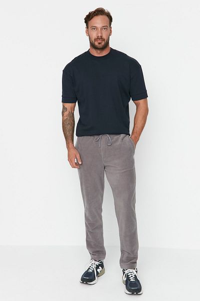 Trendyol Collection Graue Anti-Pilling-Fleece-Jogginghose – regulärer Schnitt, Gummibein, Etikettenapplikation TMNAW23EA00061