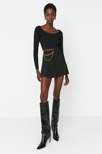 Trendyol Collection Schwarzer gewebter Shortsrock mit Ketten- und Faltendetail TWOAW23SR00041