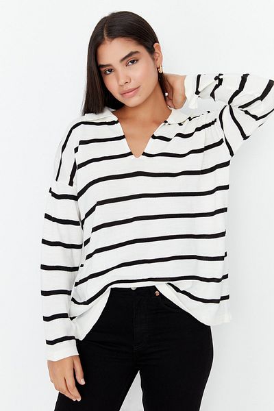 Trendyol Collection Schwarzer gestreifter Strickpullover mit super weiter Passform TWOAW23KZ01845