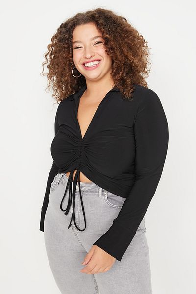 Trendyol Curve Pletená halenka Black Gather Detailed Crop TBBAW23AF00059