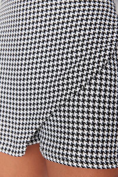 Trendyol Collection Černé tkané kraťasy se vzorem Houndstooth TWOAW23SR00014