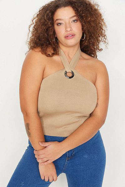 Trendyol Curve Kamelfarbene Strickbluse mit Krawattendetails TBBAW23AF00101
