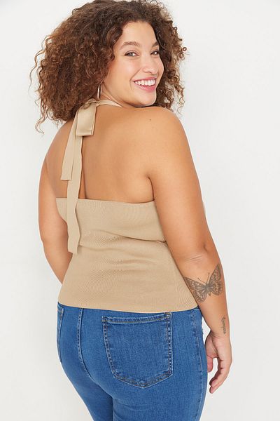 Trendyol Curve Kamelfarbene Strickbluse mit Krawattendetails TBBAW23AF00101