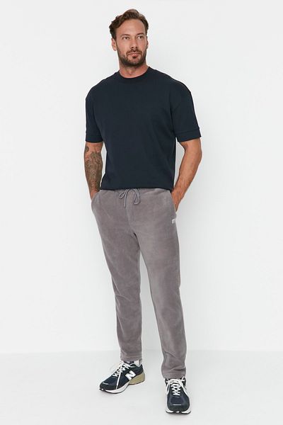 Trendyol Collection Graue Anti-Pilling-Fleece-Jogginghose – regulärer Schnitt, Gummibein, Etikettenapplikation TMNAW23EA00061