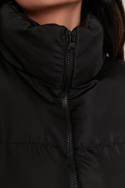 Trendyol Collection Μαύρο κανονικό φουσκωτό γιλέκο απωθητικό νερού TWOAW23YE00059