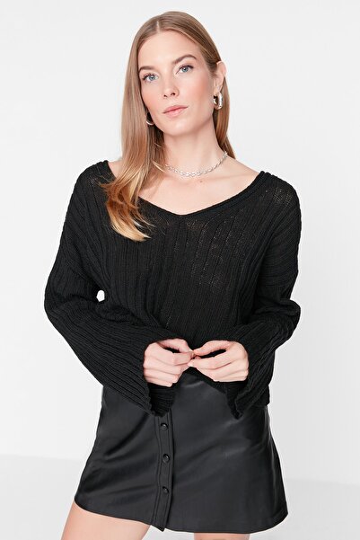 Trendyol Collection Schwarzer, merzerisierter, locker geschnittener Basic-Strickpullover aus Wolle TWOAW23KZ01844