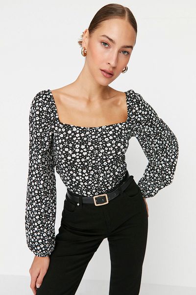 Trendyol Collection Schwarzer, figurbetonter Pullover mit quadratischem Ausschnitt und strukturierter Strickbluse mit Blumenmuster TWOAW22BZ0254