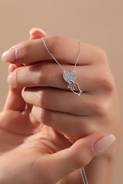 Bilsen Store 925 Ayar Gümüş Zincirli Beyaz Taşlı Kalpli El Modeli Kolye