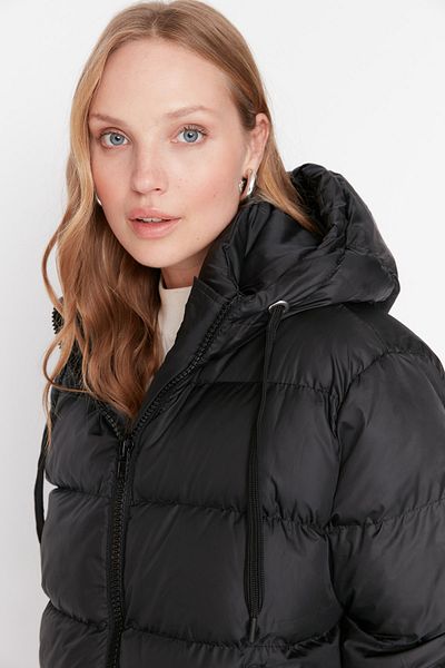 Trendyol Collection Schwarze Oversize-Pufferjacke mit Schlitz-Reißverschluss-Detail TWOAW22MO0114