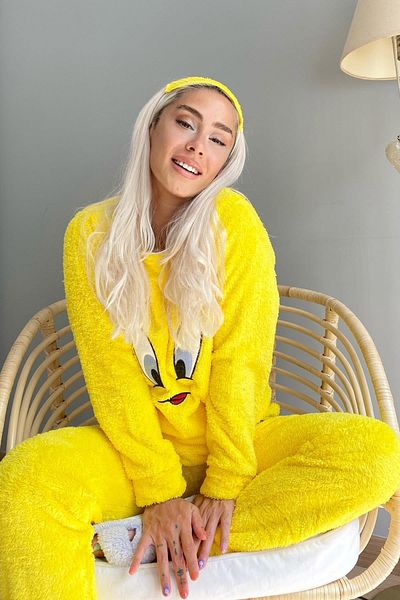 Pijamaevi Pyjama-Set aus Vollplüsch mit gelbem Vogelmuster