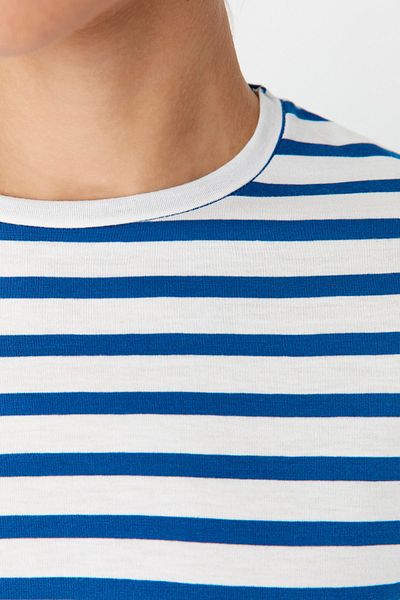 Trendyol Collection Marineblaues, gestreiftes Basic-Strick-T-Shirt mit Rundhalsausschnitt und regulärem/normalem Muster TWOAW23TS00002