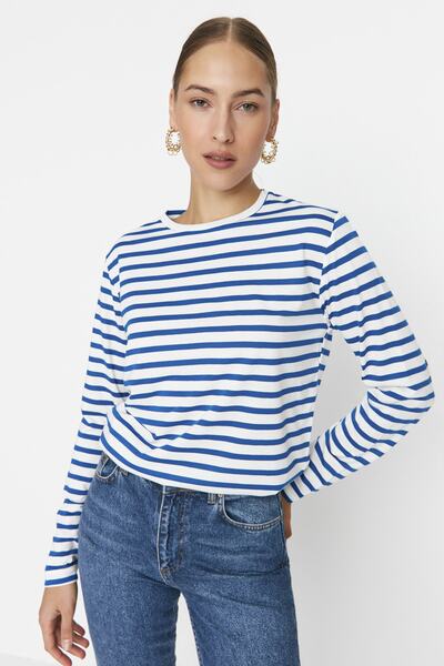 Trendyol Collection Námořnická modrá Pruhovaný pravidelný/normální vzor Základní pletené tričko s výstřihem TWOAW23TS00002
