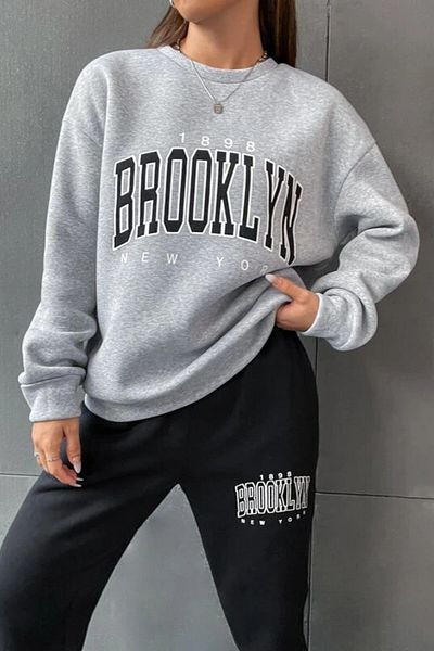 MODAGEN Γυναικείο φούτερ σε γκρι γκρι Crew λαιμόκοψη Brooklyn με στάμπα oversize