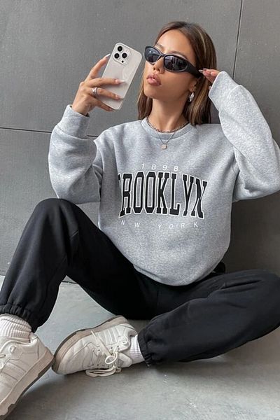 MODAGEN Γυναικείο φούτερ σε γκρι γκρι Crew λαιμόκοψη Brooklyn με στάμπα oversize