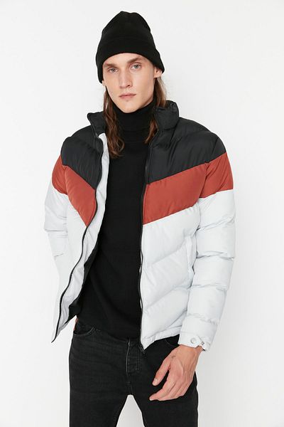 Trendyol Collection Μαύρο φουσκωτό χειμωνιάτικο παλτό ανθεκτικό στον αέρα και το νερό - Regular Fit TMNAW22MO0166