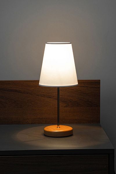 BY-LAMP مصباح طاولة هدية مصباح عاكس الضوء مصباح غرفة النوم جسم ذهبي قبعة بيضاء إضاءة بجانب السرير