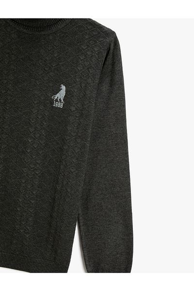 Koton Bestickter Pullover mit hohem Kragen