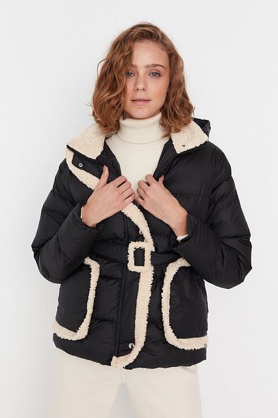Trendyol Collection Schwarze Pufferjacke mit Kapuze und Gürtel aus Plüsch TWOAW22MO0444