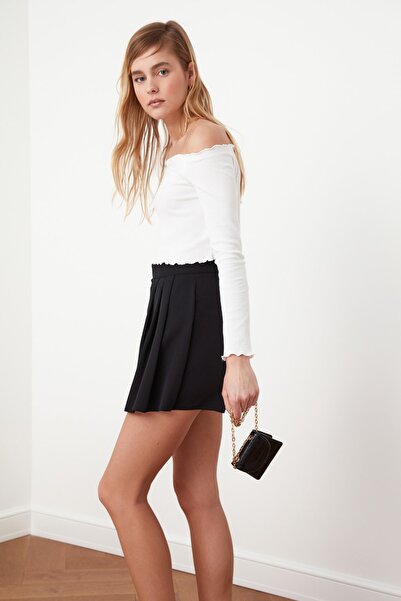 Trendyol Collection Černé plisované tkané šortky sukně TWOSS20SR0137