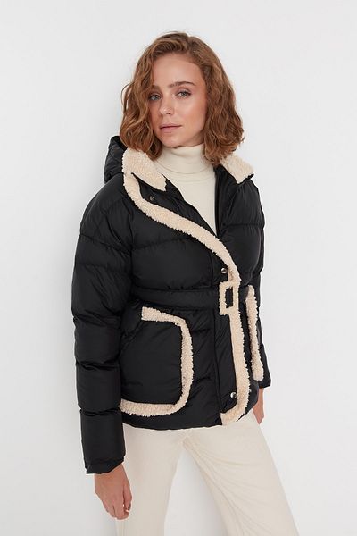 Trendyol Collection Schwarze Pufferjacke mit Kapuze und Gürtel aus Plüsch TWOAW22MO0444
