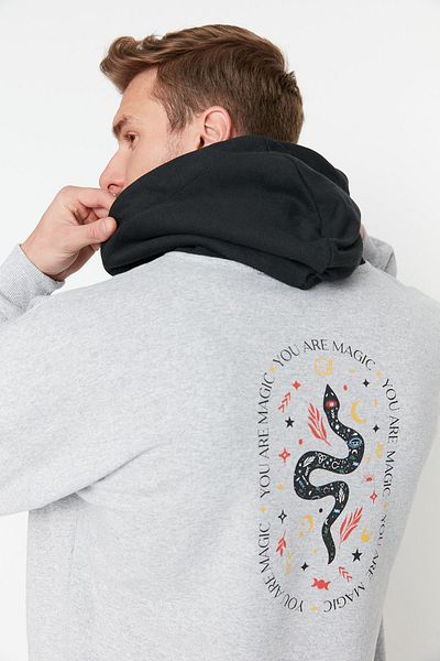 Trendyol Collection Textem tištěná šedá oversize fleecová mikina s kapucí - TMNAW23sw00023