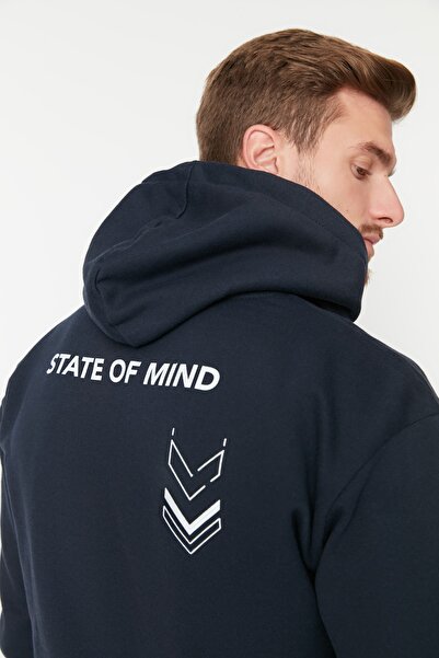 Trendyol Collection Fleecová mikina s potištěným textem v námořnické modré - TMNAW23sw00024