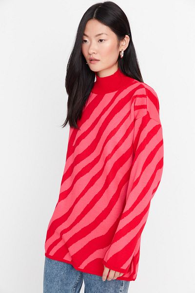 Trendyol Modest Rot-rosa Strickpullover mit Tierstreifenmuster TCTAW23KZ00066