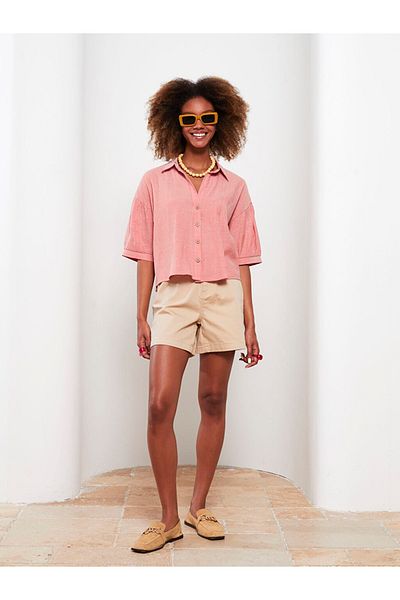LC Waikiki Bequeme Passform, flache Taschendetails, Gabardine-Shorts für Damen