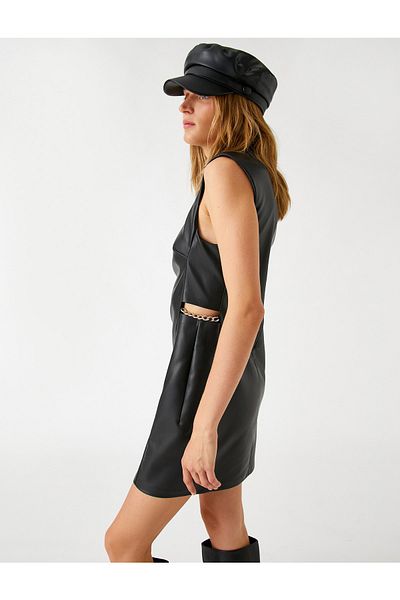 Koton Kleid in Lederoptik mit Kettendetail