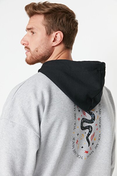 Trendyol Collection Textem tištěná šedá oversize fleecová mikina s kapucí - TMNAW23sw00023