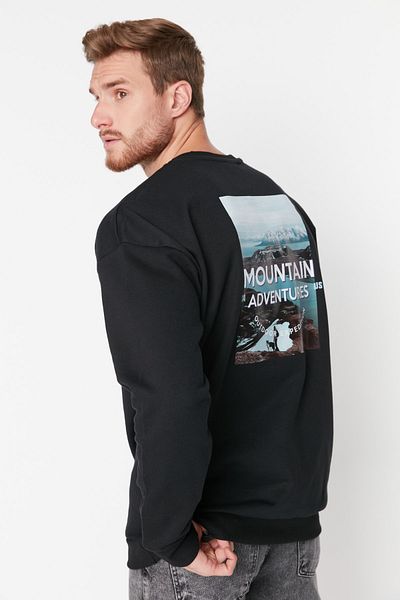 Trendyol Collection Μαύρο ανδρικό φούτερ με φλις φούτερ με στάμπα με φαρδιά λαιμόκοψη και φαρδιά λαιμόκοψη TMNAW23SW00276