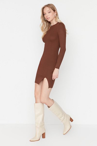 Trendyol Collection Minišaty z úpletu – hnědé, detail rozparku, vypasované Twoaw23El01416