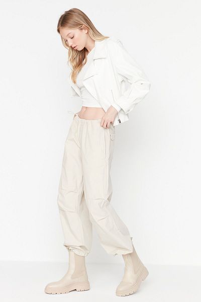 Trendyol Collection Beige Stopper-Fallschirmhose mit normaler Taille TWOAW23JE00738