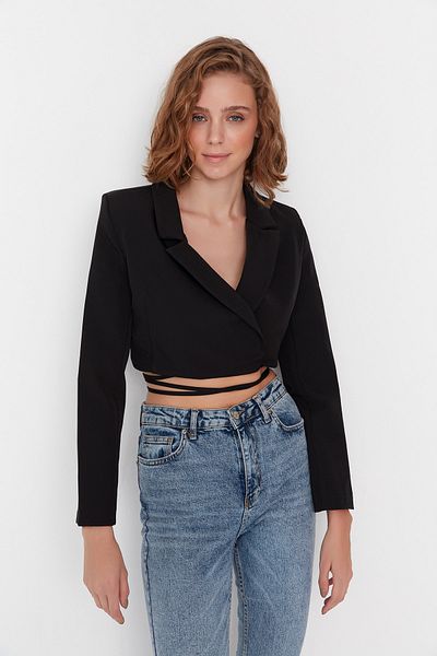 Trendyol Collection Schwarzer kurzer Blazer mit gewebtem Futter und zweireihigem Verschluss TWOAW23BC00100