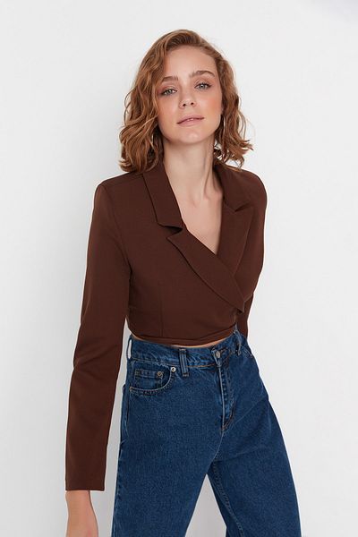 Trendyol Collection Brauner kurzer Blazer mit gewebtem Futter und zweireihigem Verschluss TWOAW23BC00100