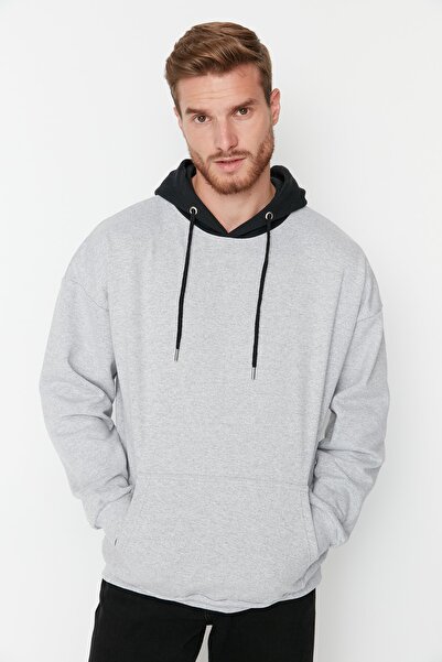 Trendyol Collection Textem tištěná šedá oversize fleecová mikina s kapucí - TMNAW23sw00023
