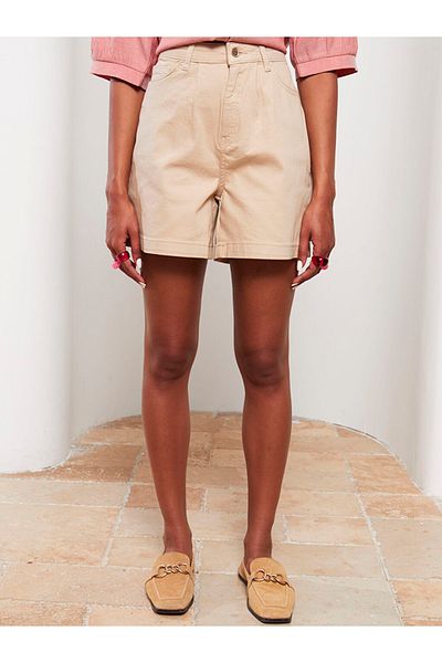 LC Waikiki Bequeme Passform, flache Taschendetails, Gabardine-Shorts für Damen