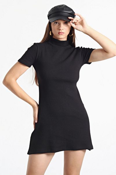 KİM Kİ O Rochie neagră cu mânecă scurtă, cu jumătate de guler roată