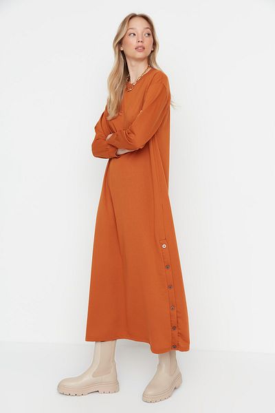Trendyol Modest Gestricktes Kleid mit geknöpftem Kachelsaum TCTAW23EB00214