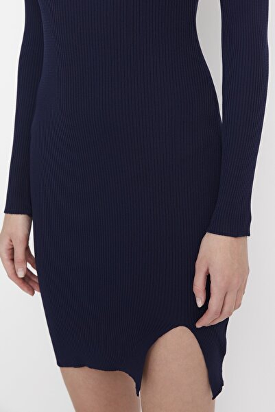 Trendyol Collection Sötétkék mini kötött ruha - hasított részletekkel, testhezálló TWOAW23EL01416