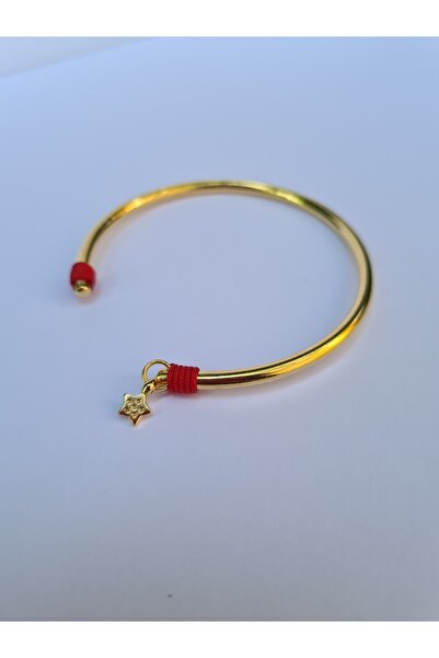 ONEPRETTYWISH Kırmızı Ip Detaylı Altın Kaplama Kelepçe Bileklik