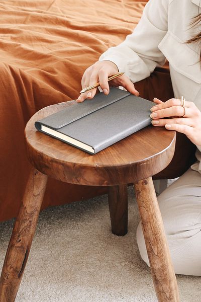 Matt Notebook دفتر ملاحظات بغطاء مغناطيسي مقاس A5 مقاس 15 × 22، مخطط باللون الرمادي