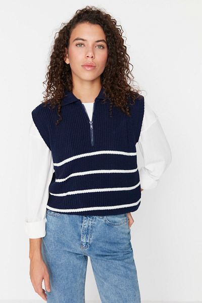 Trendyol Collection Marineblau gestreifter Strickpullover mit Polokragen – Reißverschluss TWOAW23SV0007