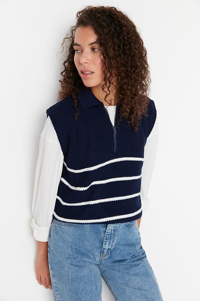 Trendyol Collection Marineblau gestreifter Strickpullover mit Polokragen – Reißverschluss TWOAW23SV0007