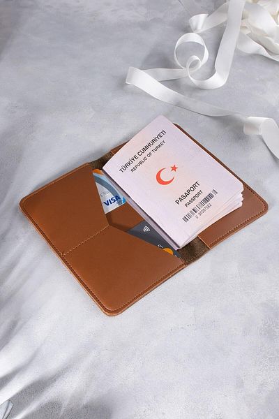DK LEATHER Калъф за паспорт от изкуствена кожа в кафяво - Притежател за паспорт - Портфейл за пътуване - Протектор за паспорт - Калъф за тефтер