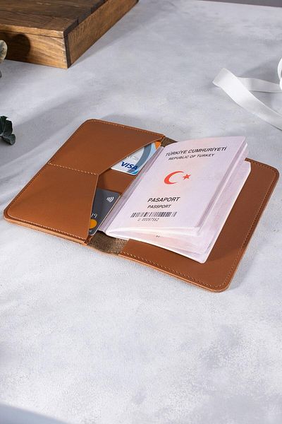 DK LEATHER Калъф за паспорт от изкуствена кожа в кафяво - Притежател за паспорт - Портфейл за пътуване - Протектор за паспорт - Калъф за тефтер